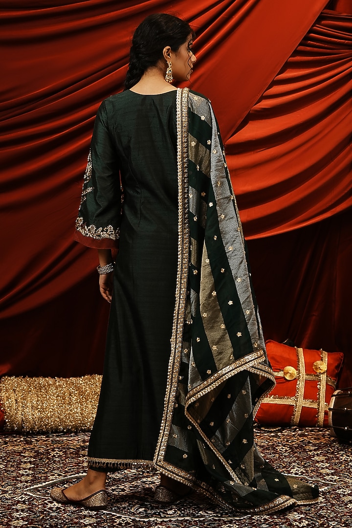 Bottle Green Silk Hand Embroidered Kurta Set by NIKUNJ BY NIIDHI BAJAJ at Pernia's Pop Up Shop