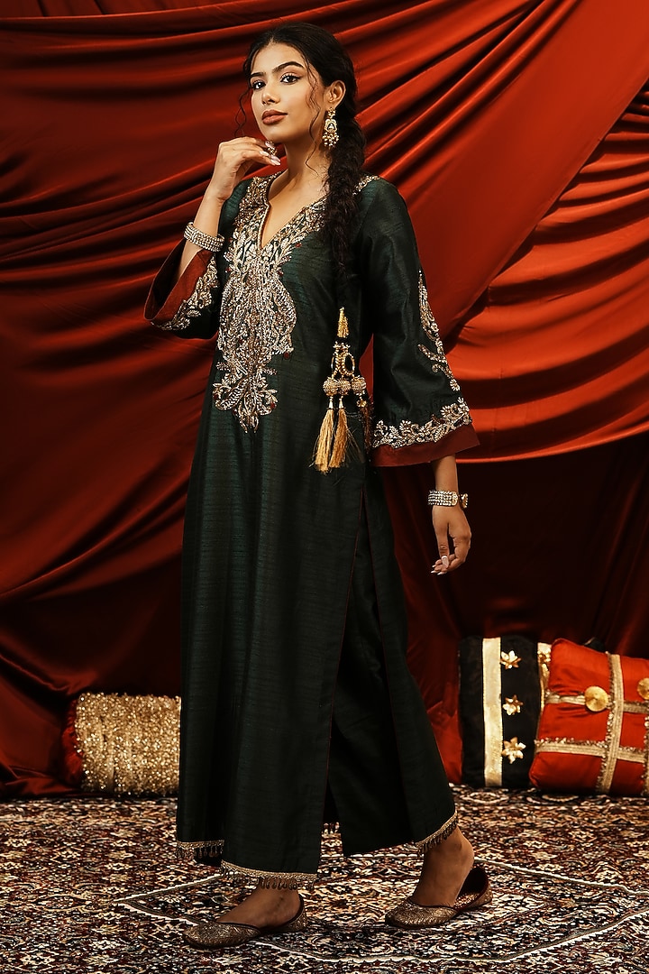 Bottle Green Silk Hand Embroidered Kurta Set by NIKUNJ BY NIIDHI BAJAJ at Pernia's Pop Up Shop