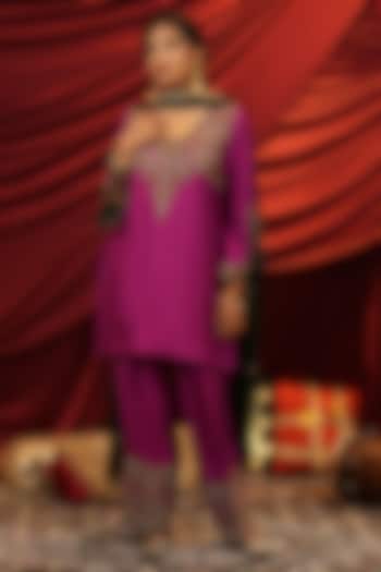Magenta Silk Hand Embroidered Kurta Set by NIKUNJ BY NIIDHI BAJAJ at Pernia's Pop Up Shop