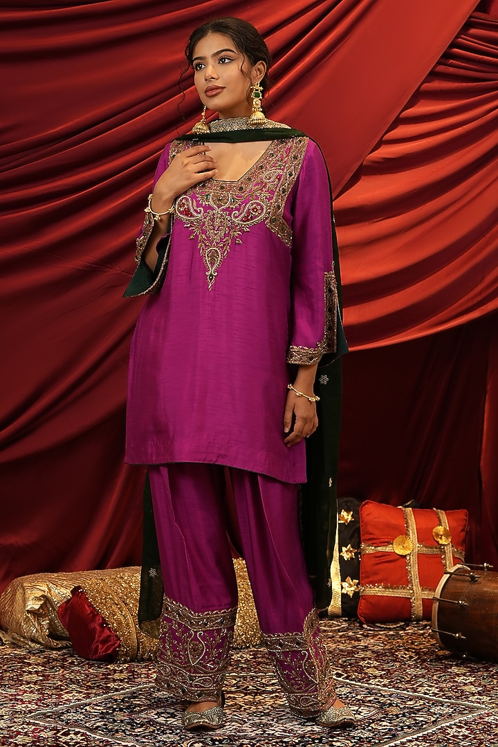Magenta Silk Hand Embroidered Kurta Set by NIKUNJ BY NIIDHI BAJAJ at Pernia's Pop Up Shop