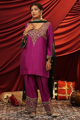 Magenta Silk Hand Embroidered Kurta Set by NIKUNJ BY NIIDHI BAJAJ