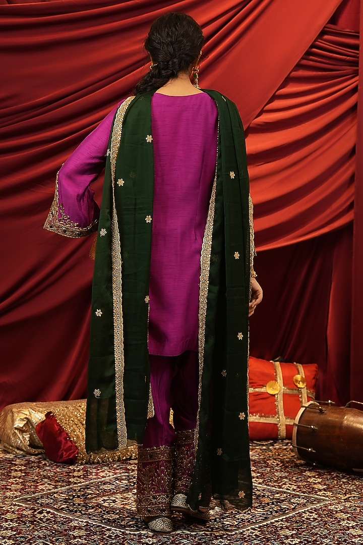 Magenta Silk Hand Embroidered Kurta Set by NIKUNJ BY NIIDHI BAJAJ at Pernia's Pop Up Shop