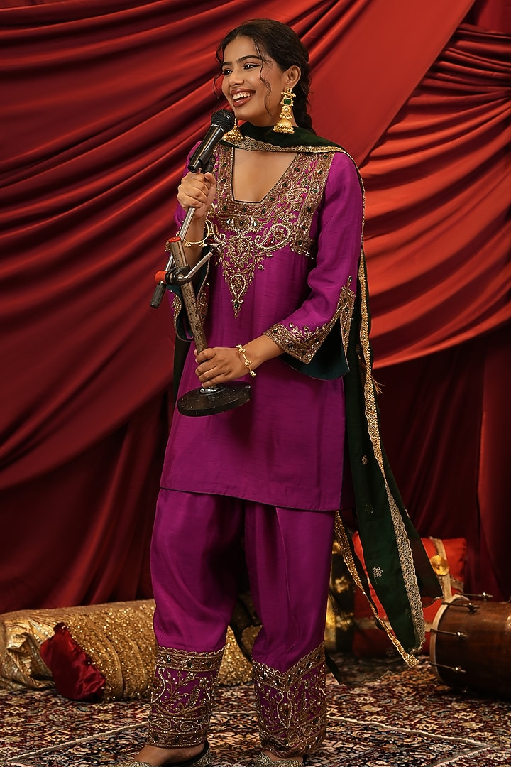Magenta Silk Hand Embroidered Kurta Set by NIKUNJ BY NIIDHI BAJAJ at Pernia's Pop Up Shop