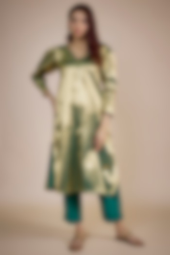 Green Tissue Hand Embroidered Kurta Set by NE'CHI at Pernia's Pop Up Shop