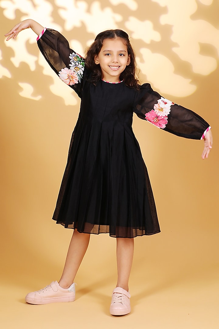 Black Embroidered Kurta For Girls by Nikasha Kidswear