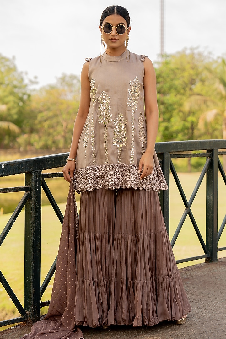 Platinum-Beige Tissue Mirror Embroidered Kurta Set by Nikita Vishakha at Pernia's Pop Up Shop