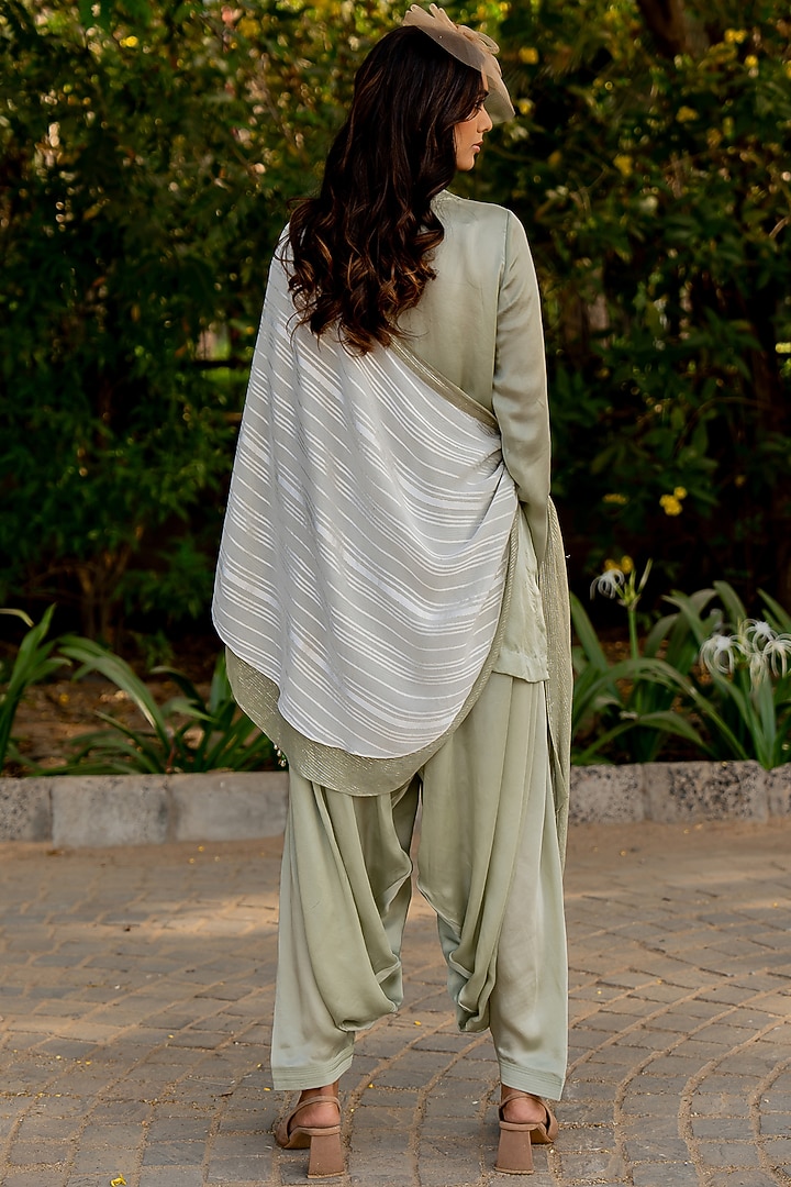 Green Crepe Thread Embroidered Kurta Set by Nikita Vishakha at Pernia's Pop Up Shop