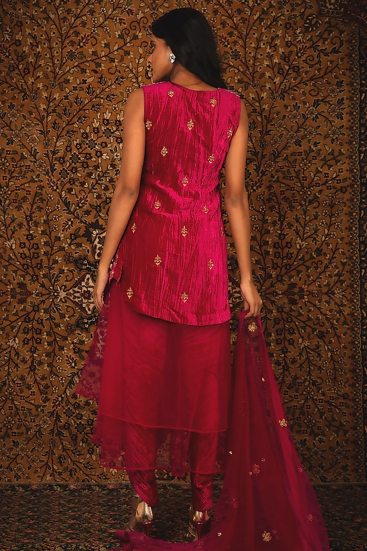 Ruby Pink Hand Embroidered Kurta Set by Nikita Vishakha at Pernia's Pop Up Shop