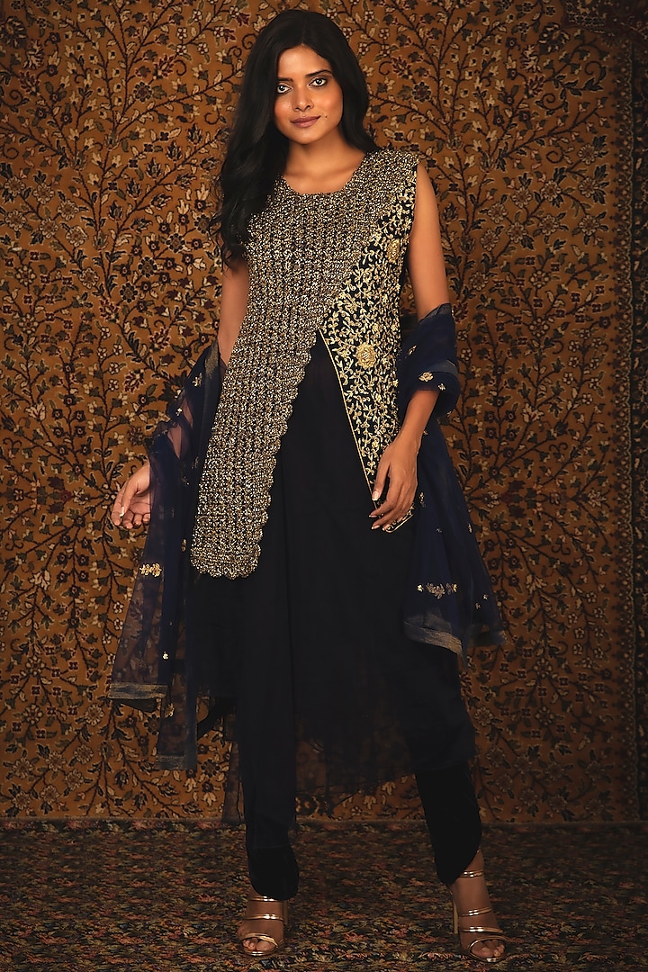 Sapphire Blue Hand Embroidered Kurta Set by Nikita Vishakha at Pernia's Pop Up Shop