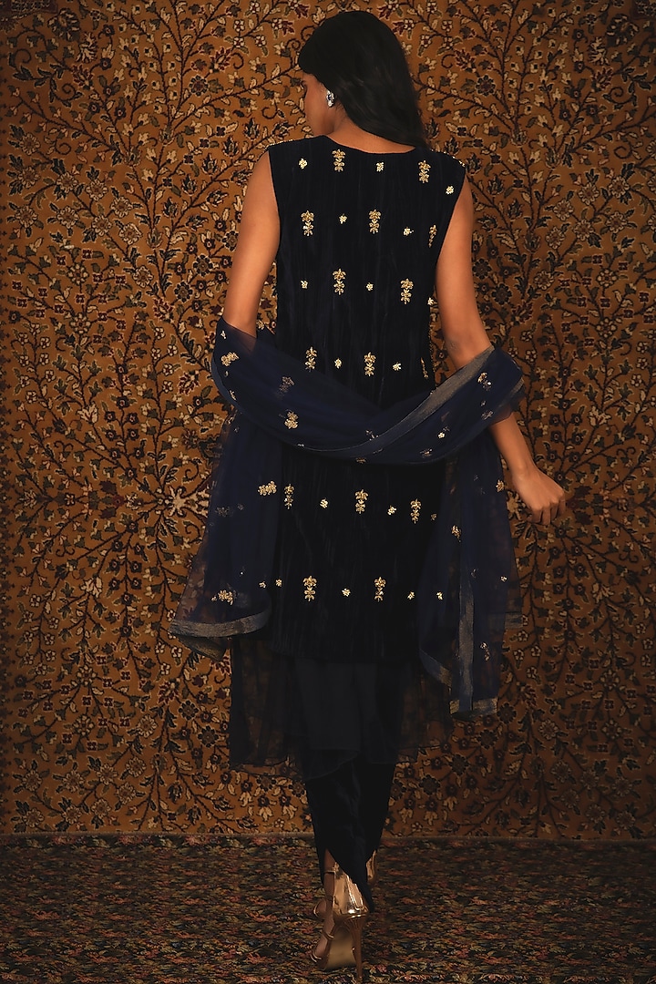 Sapphire Blue Hand Embroidered Kurta Set by Nikita Vishakha at Pernia's Pop Up Shop