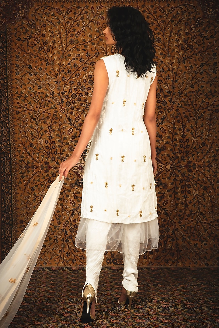 Pearl White Hand Embroidered Kurta Set by Nikita Vishakha at Pernia's Pop Up Shop