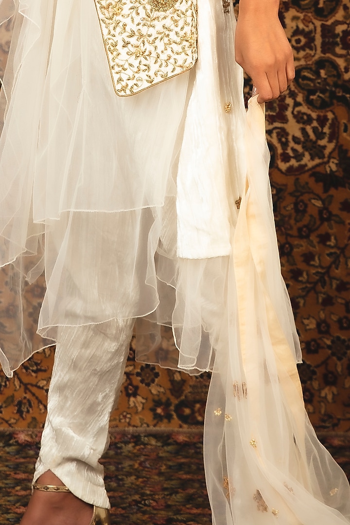 Pearl White Hand Embroidered Kurta Set by Nikita Vishakha at Pernia's Pop Up Shop