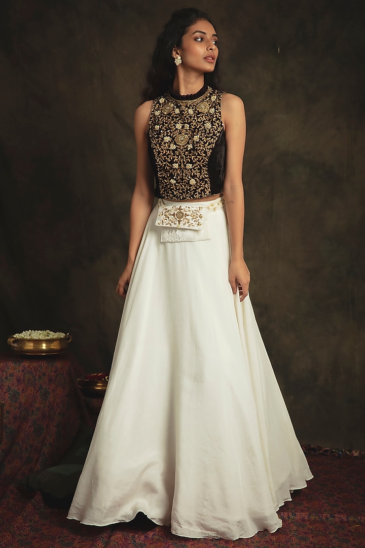 Pearl White Organza Flared Wedding Lehenga Set by Nikita Vishakha at Pernia's Pop Up Shop