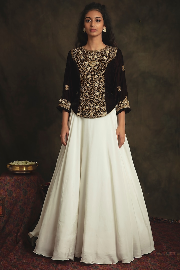 Pearl White Flared Wedding Lehenga Set by Nikita Vishakha at Pernia's Pop Up Shop