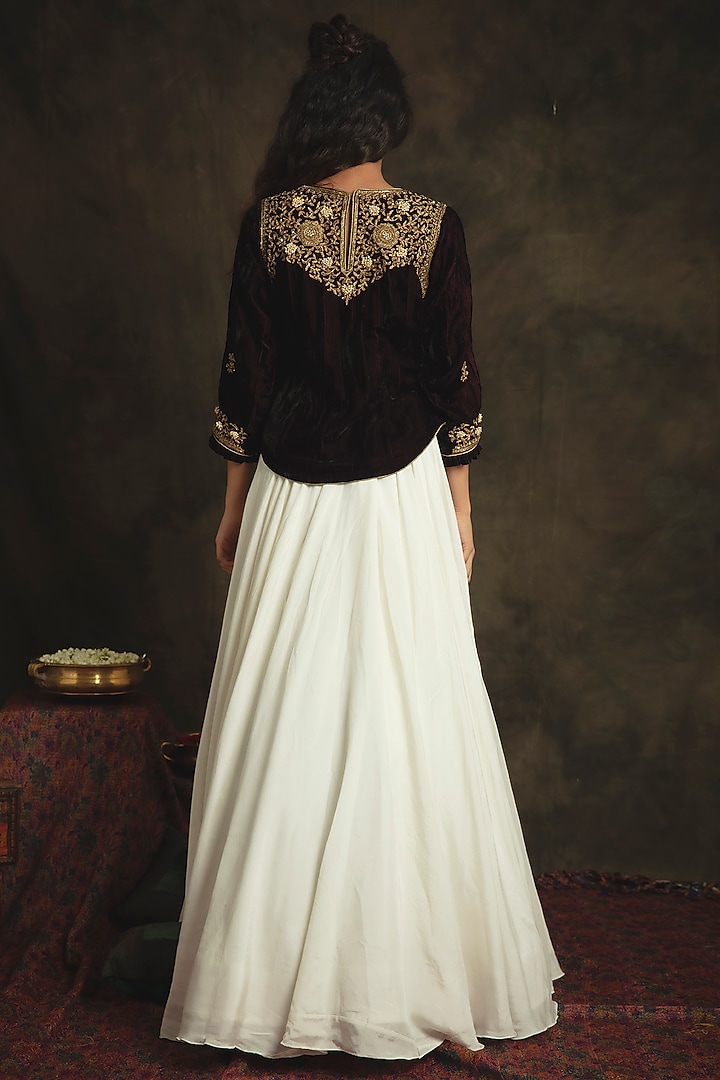 Pearl White Flared Wedding Lehenga Set by Nikita Vishakha at Pernia's Pop Up Shop