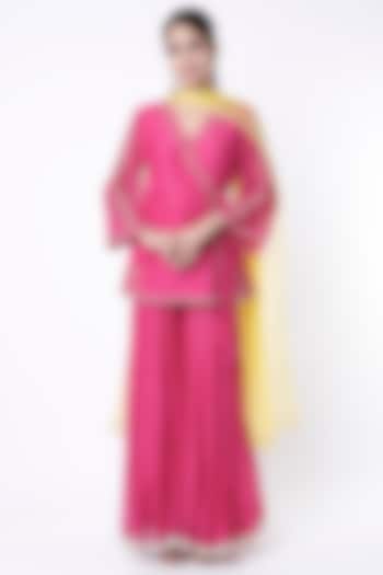 Fuchsia Gota Embroidered Kurta Set by Label Nimbus at Pernia's Pop Up Shop