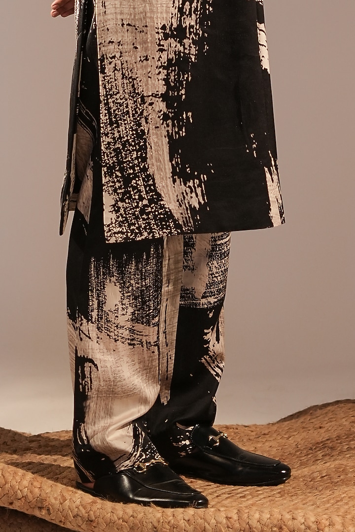 Black & White Cotton Satin Embroidered Kurta Set by Nikita Mhaisalkar Men at Pernia's Pop Up Shop