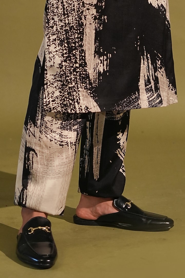 Black & White Cotton Satin Printed Kurta Set by Nikita Mhaisalkar Men at Pernia's Pop Up Shop