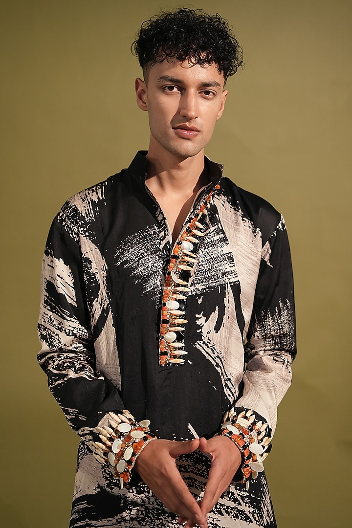Black & White Cotton Satin Printed Kurta Set by Nikita Mhaisalkar Men at Pernia's Pop Up Shop