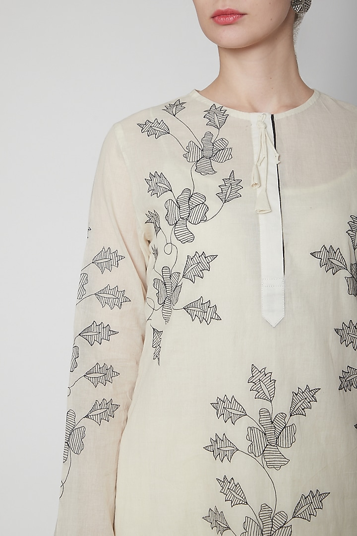 Off White Embroidered Kurta by Nineteen89 by Divya Bagri at Pernia's Pop Up Shop