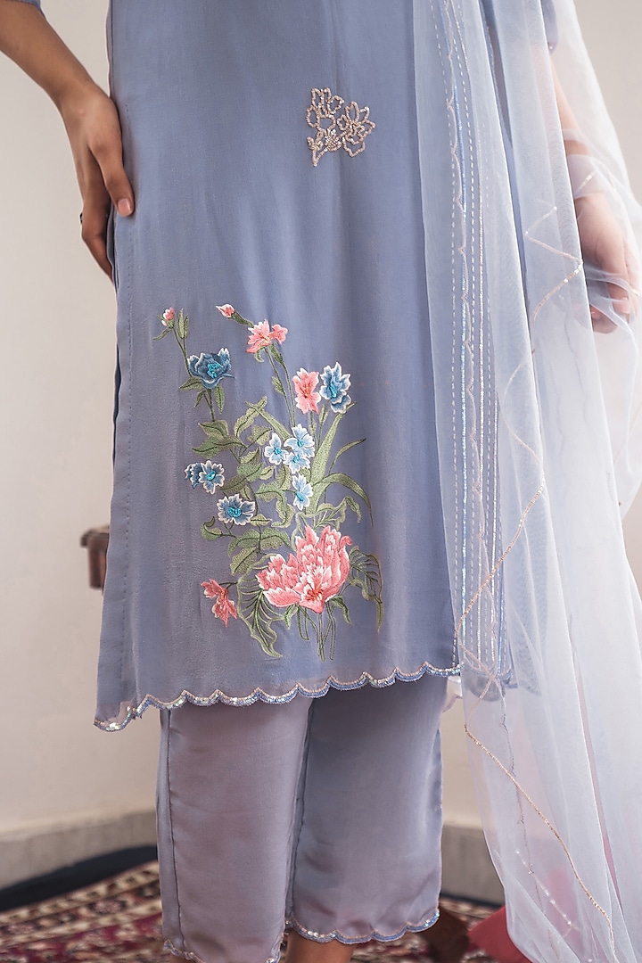 Lavender Hand & Machine Embroidered Kurta Set by Nineh at Pernia's Pop Up Shop