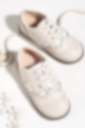 White PU Broughe Shoes For Girls by Ninobello