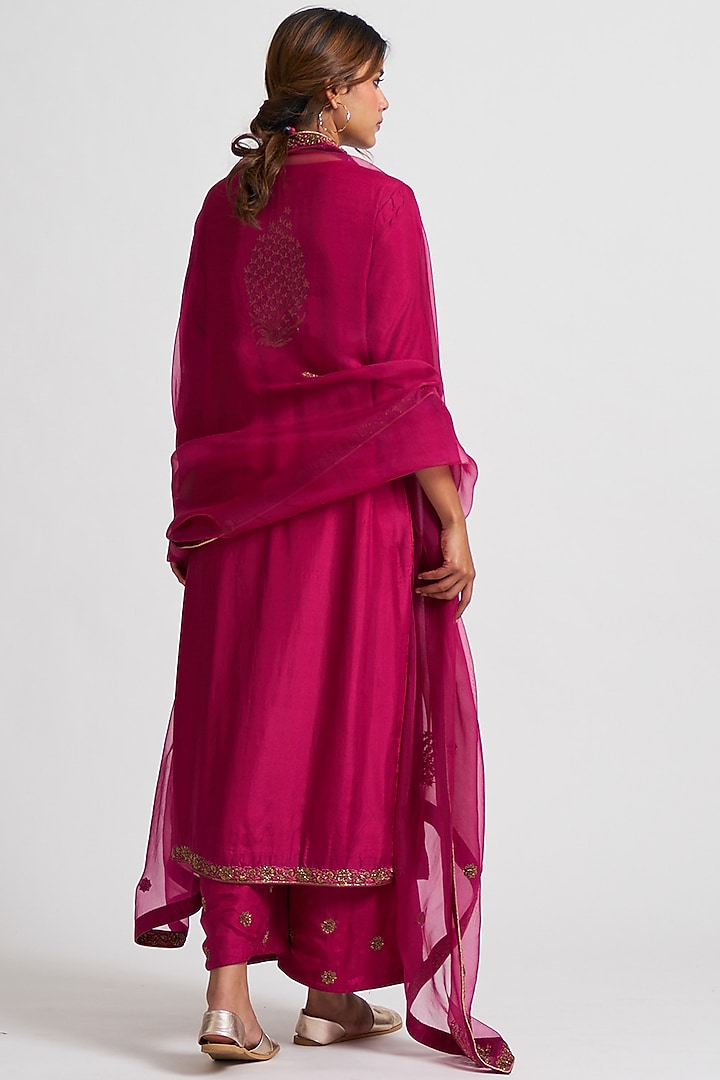 Magenta Hand Embroidered Kurta Set by Nishar Ahmed at Pernia's Pop Up Shop