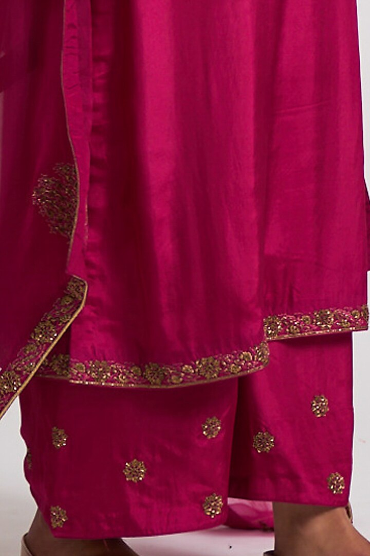 Magenta Hand Embroidered Kurta Set by Nishar Ahmed at Pernia's Pop Up Shop