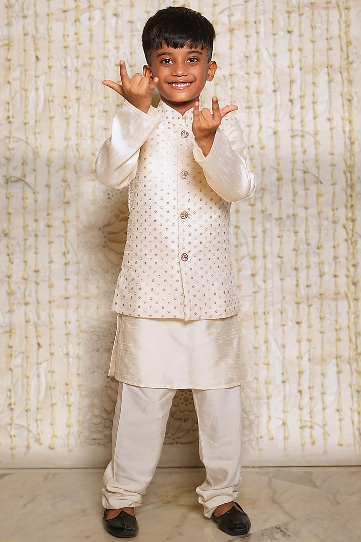 Ivory Chanderi Cotton Hand Embroidered Bundi Jacket Set For Boys by Nitya Bajaj Miniature