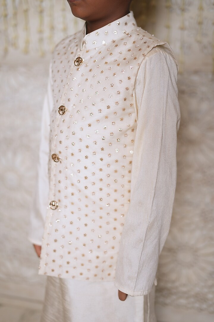 Ivory Chanderi Cotton Hand Embroidered Bundi Jacket Set For Boys by Nitya Bajaj Miniature at Pernia's Pop Up Shop