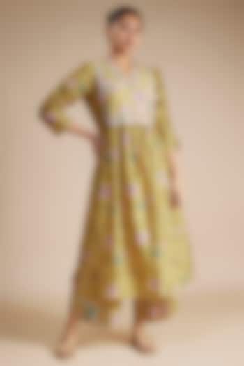 Yellow Silk Chanderi Beads Embroidered & Floral Printed Kurta Set by Niti Bothra at Pernia's Pop Up Shop