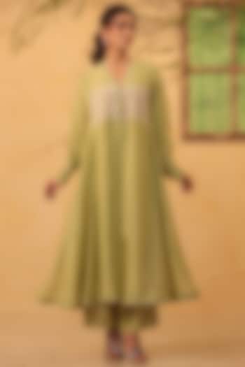 Green Silk Chanderi Applique & Resham Embroidered Jacket-Style Kurta Set by Niti Bothra at Pernia's Pop Up Shop