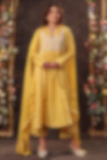 Yellow Silk Chanderi Applique & Resham Embroidered Kalidar Kurta Set by Niti Bothra at Pernia's Pop Up Shop