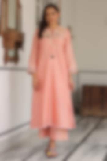 Peach Silk Chanderi 3D Floral Embroidered Kurta Set by Niti Bothra at Pernia's Pop Up Shop