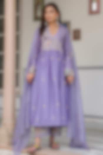 Lilac Silk Chanderi 3D Floral Embroidered Kurta Set by Niti Bothra at Pernia's Pop Up Shop