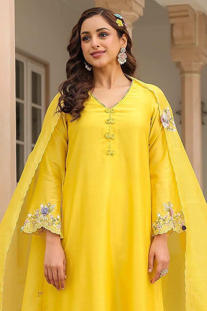 Yellow Silk Chanderi 3D Floral Embroidered Scalloped Kurta Set by Niti Bothra at Pernia's Pop Up Shop