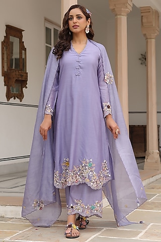 Lilac Silk Chanderi 3D Floral Embroidered Scalloped Kurta Set by Niti Bothra