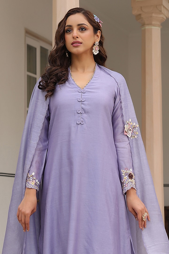Lilac Silk Chanderi 3D Floral Embroidered Scalloped Kurta Set by Niti Bothra at Pernia's Pop Up Shop