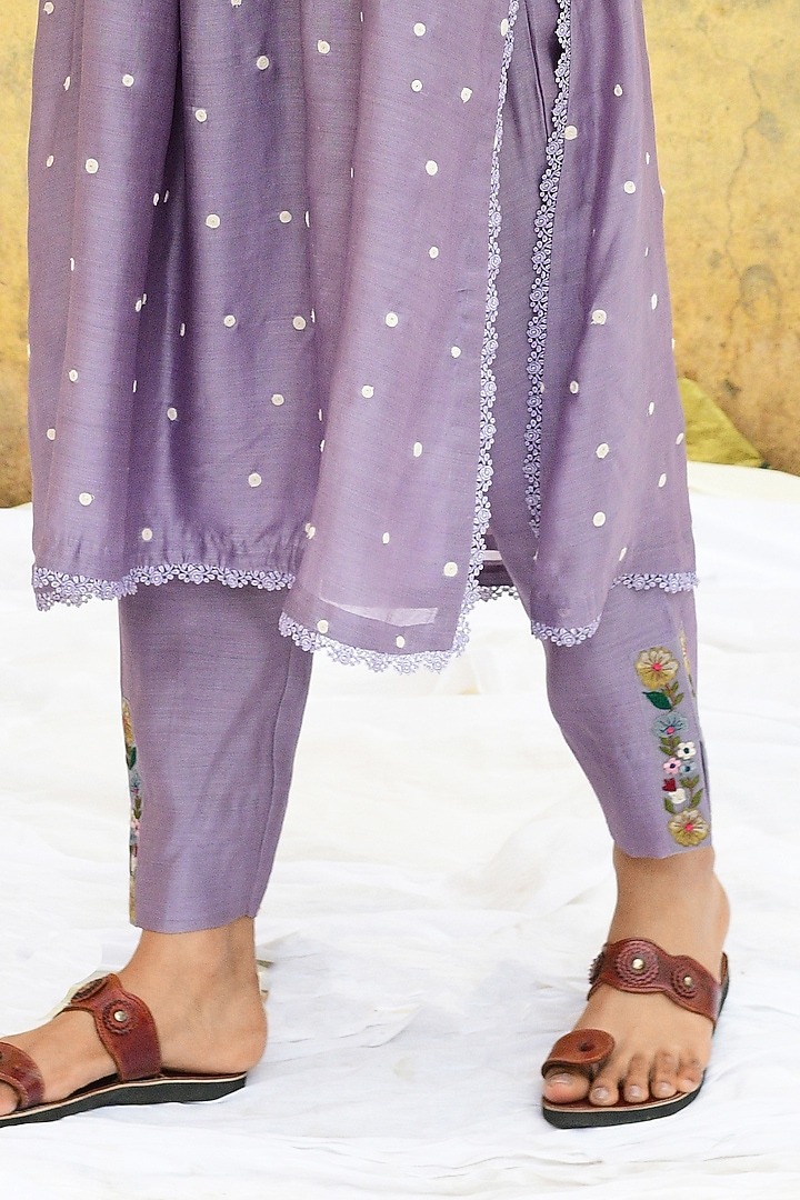 Lilac Banarasi Silk Embroidered Kurta Set by Niti Bothra at Pernia's Pop Up Shop