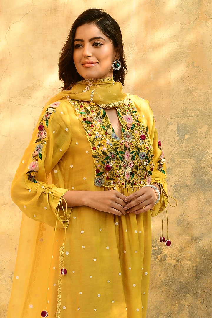 Yellow Banarasi Silk Embroidered Kurta Set by Niti Bothra at Pernia's Pop Up Shop