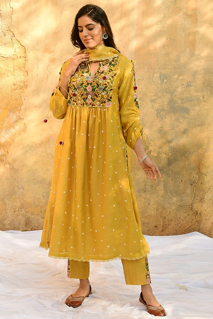 Yellow Banarasi Silk Embroidered Kurta Set by Niti Bothra at Pernia's Pop Up Shop