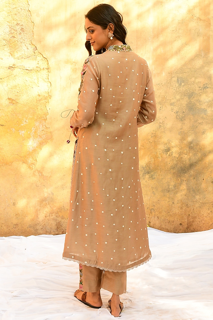 Ivory Banarasi Silk Embroidered Kurta Set by Niti Bothra at Pernia's Pop Up Shop