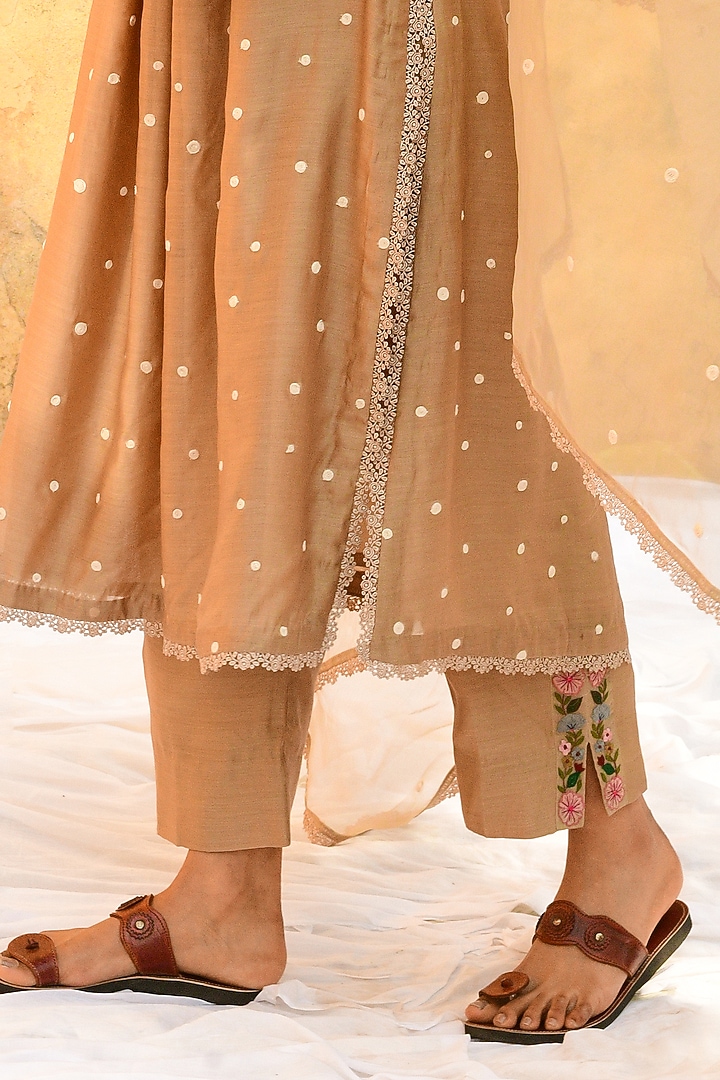 Ivory Banarasi Silk Embroidered Kurta Set by Niti Bothra at Pernia's Pop Up Shop