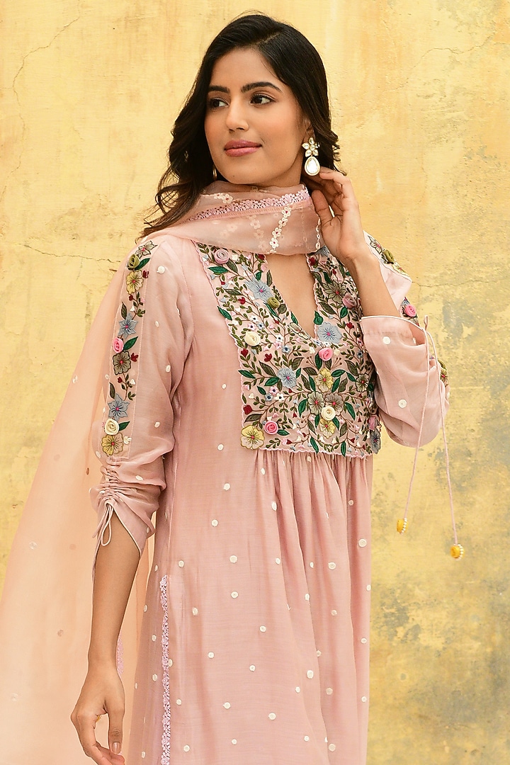 Pink Banarasi Silk Embroidered Kurta Set by Niti Bothra at Pernia's Pop Up Shop