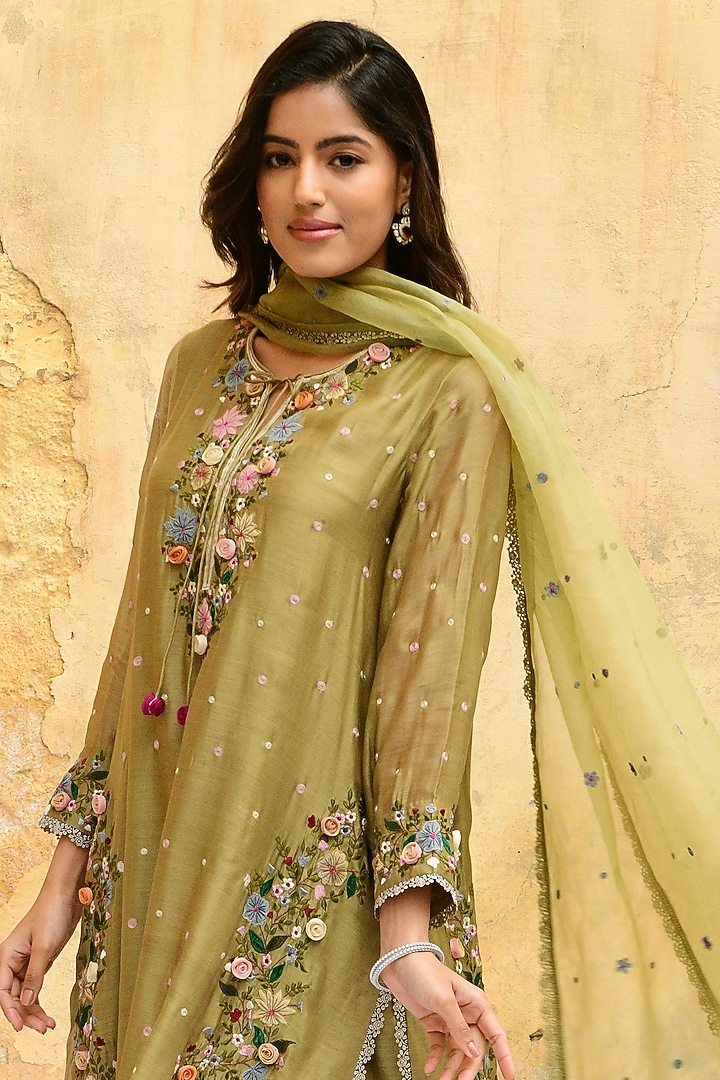 Toned Solid Straight Banarasi Kurta in Green main image 1