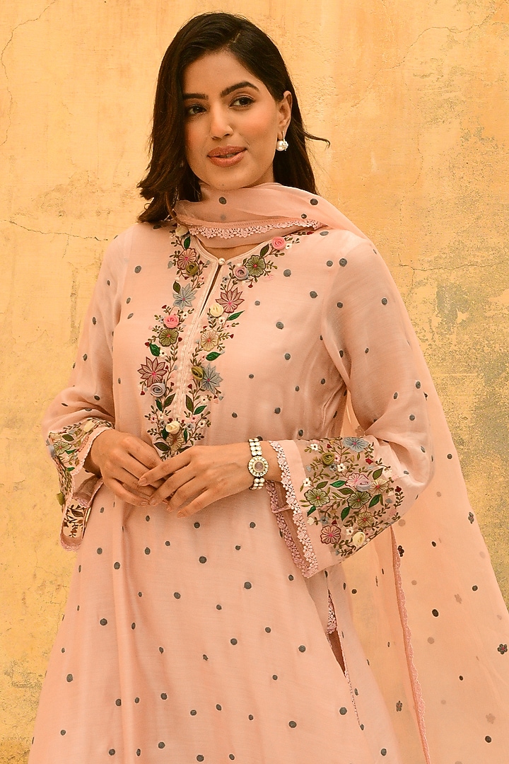 Pink Banarasi Silk Embroidered Kurta Set by Niti Bothra at Pernia's Pop Up Shop