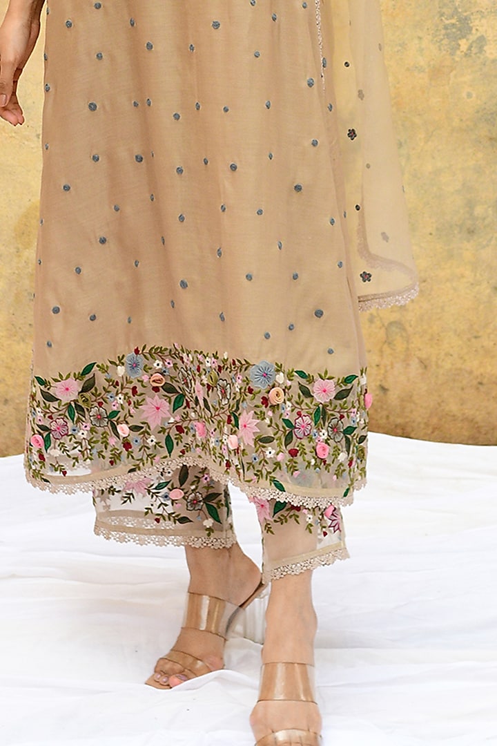 Ivory Banarasi Silk Embroidered Kurta Set by Niti Bothra at Pernia's Pop Up Shop