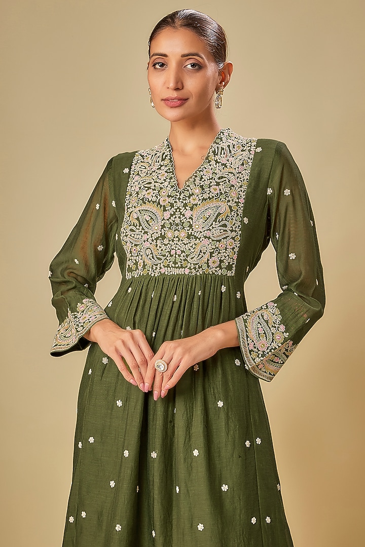Green Silk Dori & Resham Floral Embroidered Kurta Set by Niti Bothra at Pernia's Pop Up Shop
