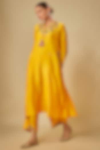 Yellow Silk Resham Embroidered Kurta Set by Niti Bothra at Pernia's Pop Up Shop