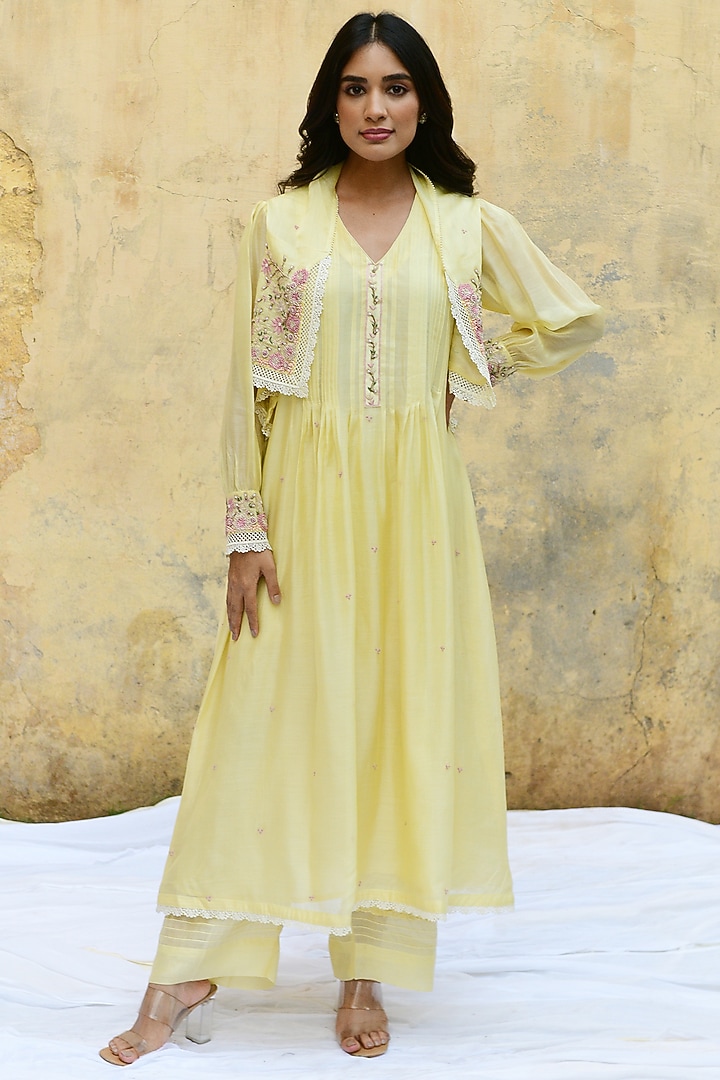 Lemon Yellow Pure Handwoven Banarasi & Bemberg Embroidered Kurta Set by Niti Bothra at Pernia's Pop Up Shop
